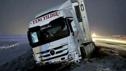 Doğu Anadolu'da kar ve tipi ulaşımı felç etti! Yollar kapandı, tırlar yoldan çıktı