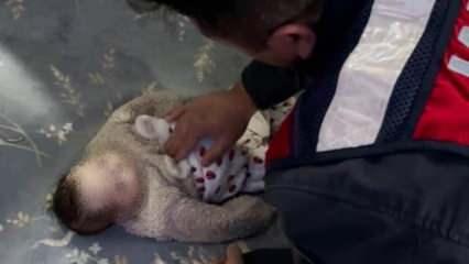 Jandarma kalbi duran 4 aylık bebeği kalp masajı ve suni solunumla hayata döndürdü