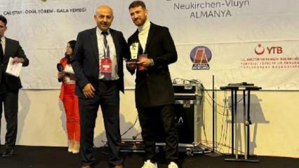 Salih Özcan'a yılın en başarılı futbolcusu ödülü
