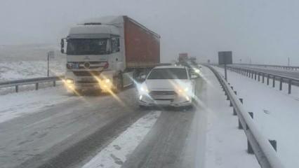 Sivas'ta yoğun kar yağışı! Trafikte aksamalara neden oldu