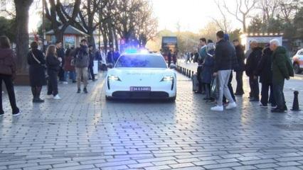 Ayasofya'daki polis araçları yoğun ilgi çekti