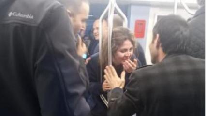 Metroda tutunma direğine kafası sıkışan kadına müdahale