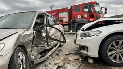 Adıyaman'da iki otomobil çarpıştı: 5 yaralı