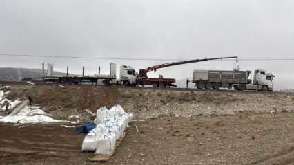 Afyonkarahisar'da devrilen tır sürücüsü yaralandı, 27 ton şeker ziyan oldu
