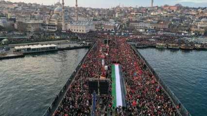 Galata Köprüsü'ndeki tarihi yürüyüş dünya basınında