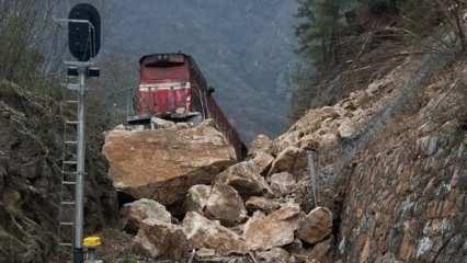Karabük'te demir yoluna dev kaya parçaları düştü! Tren raydan çıktı