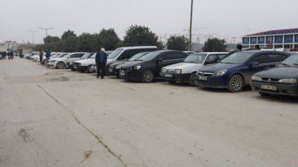 Suriyeliler otomobil pazarlarına akın etti! Araçlarını düşük fiyattan satıyorlar
