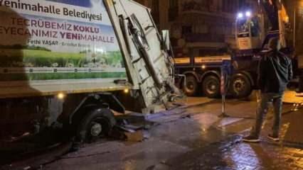 Ankara’da yağmur nedeniyle yol çöktü, çöp kamyonunun lastiği çukura düştü
