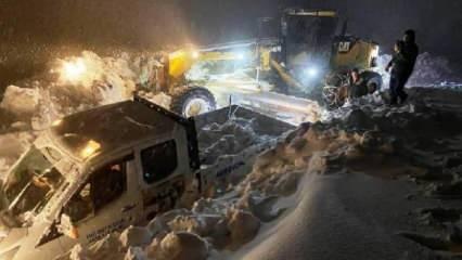 Bitlis'te karda mahsur kalan arıcılar kurtarıldı