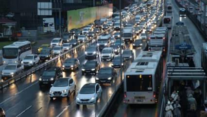 İstanbul'da trafik çilesi: Metrobüs duraklarında yoğunluk!