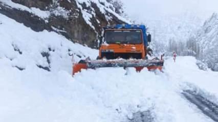 Kar kalınlığı 1 metreyi geçti, 20 köy yolu ulaşıma kapandı