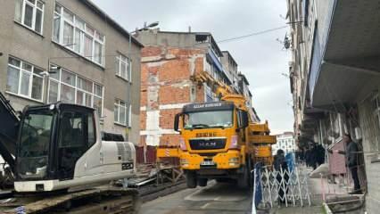 Gaziosmanpaşa'da iki binanın temelinde kayma yaşandı: Tahliye edildiler