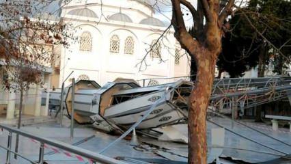 İzmir'de cami minaresi yıkıldı