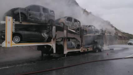 Mersin'de sıfır araç yüklü tır dorsesinde yangın! Araçlar cayır cayır yandı...