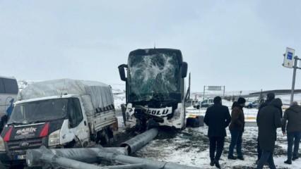 Ağrı'da yolcu otobüsü ile kamyonet çarpıştı: 11 kişi yaralandı