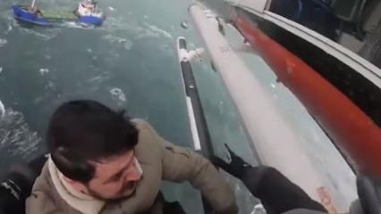 Balıkesir açıklarında nefes kesen kurtarma operasyonu: Bakan Yerlikaya o anları paylaştı!