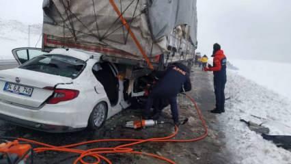 Bitlis'te feci kaza: Otomobilin TIR'a çarpması sonucu 2 kişi hayatını kaybetti!