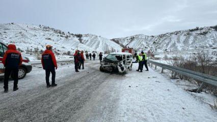 Sivas'ta feci kaza: Yolcu minibüsü ile hafif ticari araç çarpıştı, 16 kişi yaralandı
