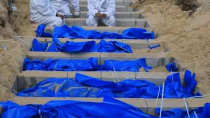İsrail'in teslim ettiği 100 Filistinlinin cenazesi Refah'ta toplu mezara gömüldü