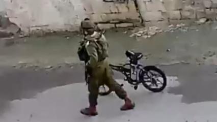 İsrail askeri çocukların bisikletlerini çaldı