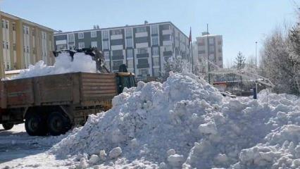 55 yılık kar rekoru kırıldı! Kamyonlarla şehir dışına kar taşınıyor...