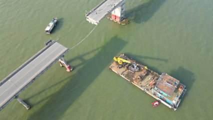 Çin'de kargo gemisi köprü yıktı! Çok sayıda ölü var