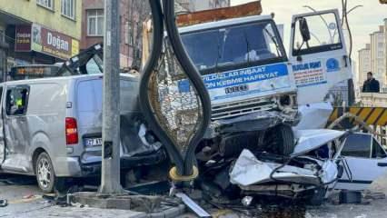 Gaziantep'te feci kaza: Trafik ışıklarında bekleyen 6 araca çarptı