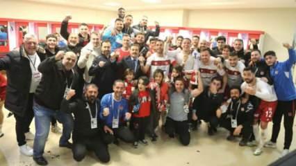 Sivasspor’dan Pendik maçı sonrası galibiyet pozu