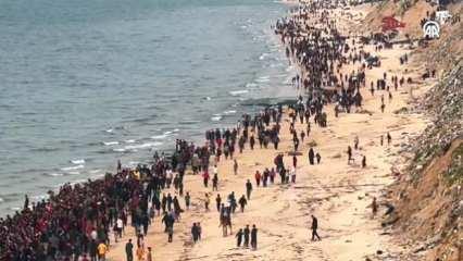 Gazze'de insanlık dramı! Denize düşen yardımları alabilmek için sahile akın ettiler