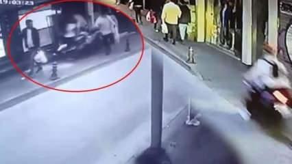 İzmir'de feci kaza! Motosiklet, kaldırımda yürüyenlerin arasına daldı