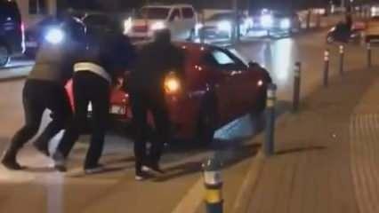 20 milyon TL'lik Ferrari yolda kaldı! Aracı vatandaşlar itti