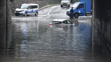İzmir'de her yağış sonrası aynı manzara: Su bastı, otomobil mahsur kaldı