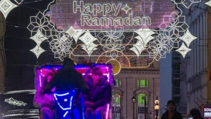 Londra'nın ünlü caddesi ramazan ışıklarıyla aydınlatıldı