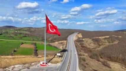 2 bin metrekarelik boyutuyla 'Türkiye'nin en büyük bayrağı' Samsun semalarında