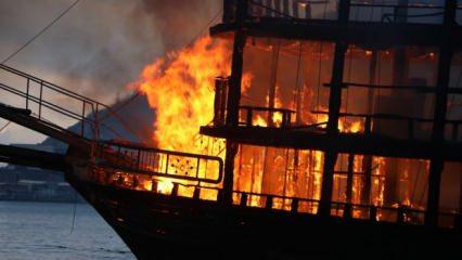Alanya'da 2 tekne alev alev yandı