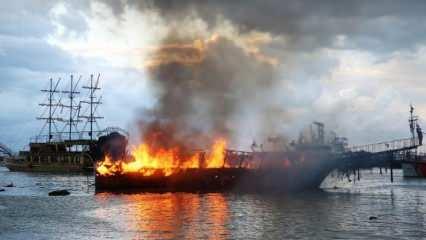 Alanya'da tur tekneleri alev alev yandı! 