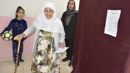 106 yaşındaki Emine nine yürüyerek gelip oyunu kullandı