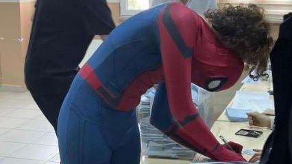 Spiderman kıyafeti ile oy kullandı! Çocukların ilgi odağı oldu
