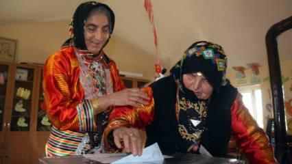 Sivas'ta renkli görüntüler! Oy kullanmaya yöresel kıyafetle gittiler