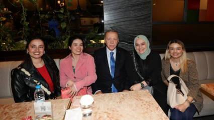 Cumhurbaşkanı Erdoğan, Ankara'da bir kafede vatandaşlarla sohbet etti