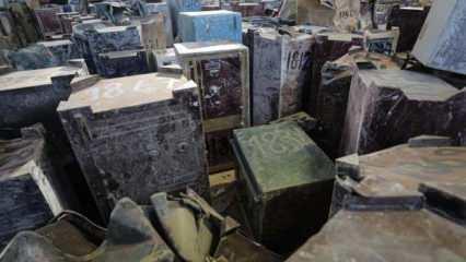 Depremlerde enkazdan çıkarılan çelik kasalar açıldı