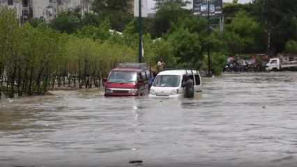 Pakistan’da şiddetli yağış: 2 ev çöktü, 10 ölü
