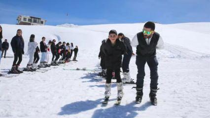 Hakkari'de 3 bin 200 öğrenciye kayak eğitimi verildi