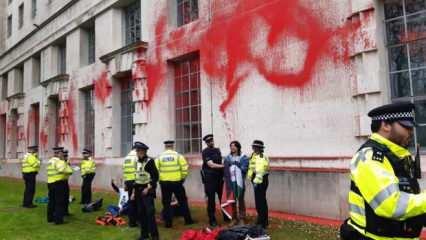 Londra'da İsrail protestosu: Savunma Bakanlığı'nı kırmızıya boyadılar