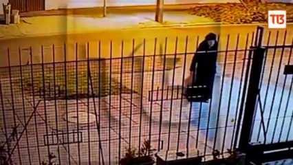 Rahibe, ölen arkadaşının kalıntılarını taşırken güvenlik kameralarına yakalandı