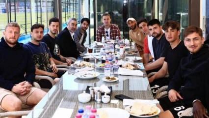 Samet Aybaba, futbolcularla yemekte bir araya geldi