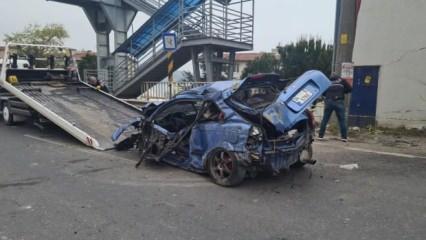 Trafo binasına çarpan araç hurdaya döndü: 1 ölü, 1 yaralı