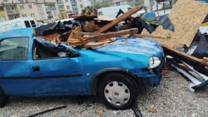 Denizli'de kuvvetli rüzgar çatı uçurdu, otomobiller zarar gördü