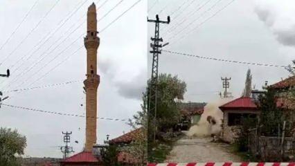 Depremde hasar gören minare, kontrollü olarak yıkıldı