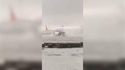 Dubai'deki havalimanı sele teslim oldu! Uçakların zor anları kamerada